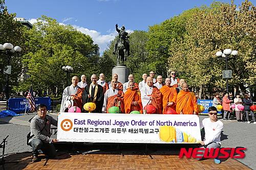 【뉴욕=뉴시스】노창현 특파원 = 대한불교조계종 미동부 해외특별교구가 8일 맨해튼 유니온스퀘어 파크에서 뉴욕 뉴저지 일원 스님들과 타민족 불교국가 스님들, 동포 불자들 400여명이 함께 한 가운데 부처님오신날을 기념하는 국제봉축법요식 및 제등행렬을 했다. 이날 행사는 불자들과 현지인들이 아기부처님 몸을 씻기우는 관불의식을 시작으로 1부 동포 불자 아티스트들의 공연, 2부 부처님오신날 기념 법요식, 3부 제등행렬, 4부 폐막식 순으로 이어졌다. 맨해튼 봉축법요식은 올해로 28회째이다. 2016.05.09. <사진=미동부해외특별교구 제공>   robin@newsis.com