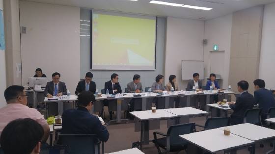 12일 서울시청 시민청에서 '공공임대주택에 대한 서울시민 인식조사'에 대한 토론회가 열렸다. 왼쪽부터 김춘석 한국리서치 이사, 김준형 명지대 교수, 김도훈 아르스프락시아 대표, 신광영 중앙대 교수, 장영희 SH도시연구원 원장, 홍인옥 한국도시사회연구소 소장, 빈재익 한국건설산업연구원 연구위원, 권정순 서울시 민생경제자문관. /사진=김사무엘 기자