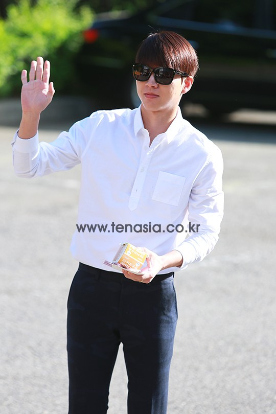 그룹 인피니트 멤버 남우현이 13일 오전 서울 여의도동 KBS신관에서 열린 ‘뮤직뱅크’ 리허설에 참석하고 있다.