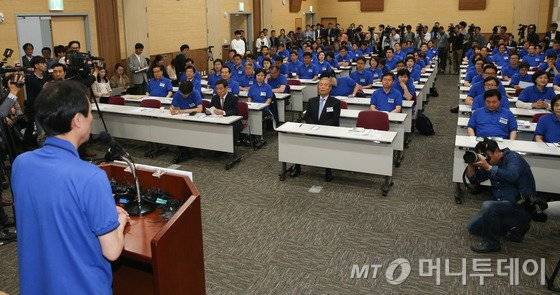 우상호 더불어민주당 원내대표가 12일 광주 서구 김대중컨벤션센터에서 열린 제20대 국회의원 당선자 워크숍에서 인사말을 하고 있다. 2016.5.12/뉴스1  <저작권자 © 뉴스1코리아, 무단전재 및 재배포 금지>