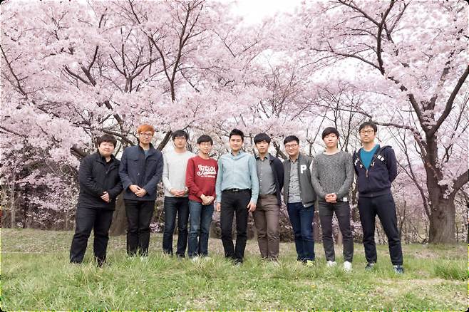 김근수 포스텍 교수 연구팀. 가운데가 김근수 교수.