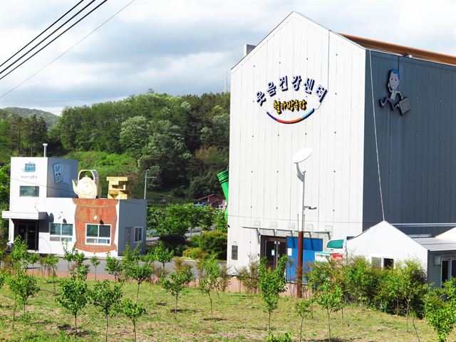 철가방 모양의 상설 코미디 극장인 ‘전유성의 철가방’은 2011년 경북 청도군 풍각면 성곡리 성곡저수지 옆에서 문을 열었다.