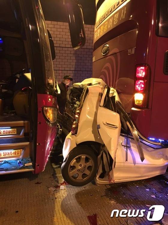 16일 오전 9시48분쯤 경남 창원시 의창구 북면 외감리 남해고속도로 순천방향 창원1터널 안 중간지점에서 9중 추돌사고가 발생해 모닝 승용차에 타고 있던 4명 전원이 숨졌다.(창원소방본부 제공)2016.5.16./뉴스1 © News1 남경문 기자