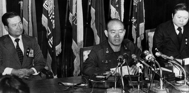 1979년 10월 28일 전두환 계엄사 합동수사본부장이 박정희 대통령 피살사건 중간 수사 결과를 발표하고 있다. [동아일보]