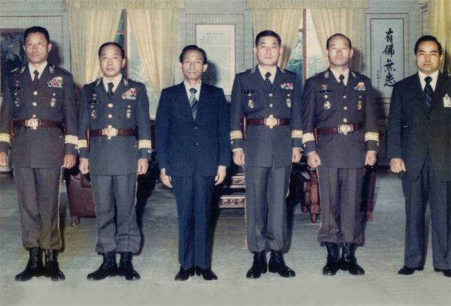 1976년 박정희 대통령이 차지철 경호실장(오른쪽 끝) 전두환 작전차장보(오른쪽 두 번째) 등 경호팀과 기념촬영을 했다. [동아일보]