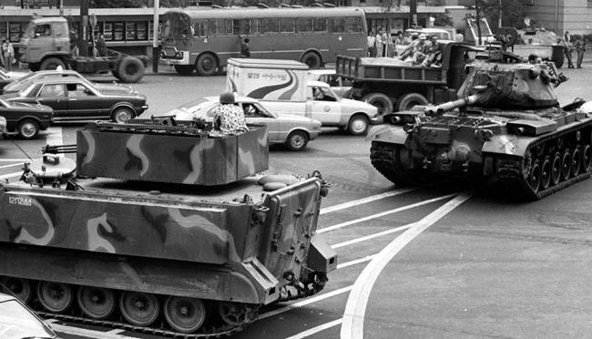 1979년 10월 부마항쟁 당시 부산 중구 중앙동 부산시청 앞에 계엄군이 출동해 있다. [사진제공·민주공원]