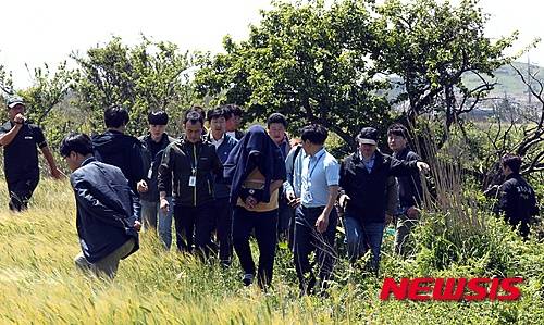 【서귀포=뉴시스】 고동명 기자 = 17일 오후 제주 서귀포시 안덕면 동광리에 있는 한 보리밭 인근 임야에서 중국여성 살인사건 현장검증이 벌어지고 있다. 2016.05.17.   kdm80@newsis.com