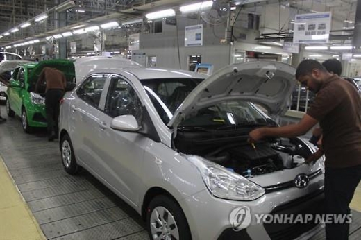현대차 인도 첸나이 공장에서 근로자들이 자동차를 조립하고있다./연합뉴스 제공