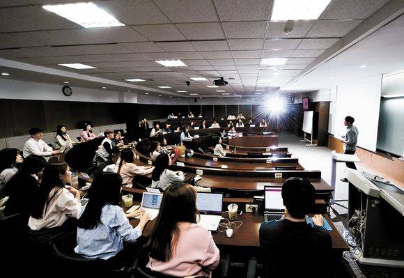 고려대 교육학과 학생들이 교생 실습을 나가기 전 준비한 시범수업을 시연하고 있다. 교육학과는 진로가 다양하기 때문에 학교뿐 아니라 기업 인재개발원 등 여러 분야 교육기관에서 실습을 한다