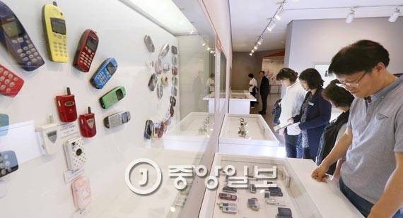 17일 경기도 여주시립 폰박물관을 찾은 관람객들이 휴대전화를 살펴보고 있다. 박물관에는 한국 최초 휴대전화 등 3300여 점이 전시돼 있다. [사진 오종택 기자]