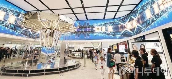 지난해 말 신규 면세사업권을 획득한 신세계면세점이 18일 서울 중구 신세계백화점 본점 신관8∼12층에 영업면적 1만3천884㎡ 규모로 오픈 했다. 명동점은 구찌, 생로랑, 보테가베네타, 몽클레르 등을 비롯해 600여개 브랜드를 선보인다