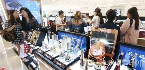 지난해 말 신규 면세사업권을 획득한 신세계면세점이 18일 서울 중구 신세계백화점 본점 신관8∼12층에 영업면적 1만3천884㎡ 규모로 오픈 했다. 명동점은 구찌, 생로랑, 보테가베네타, 몽클레르 등을 비롯해 600여개 브랜드를 선보인다