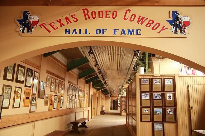 역대 로데오 경기에 출전한 카우보이를 기념하는 카우보이 명예의 전당.