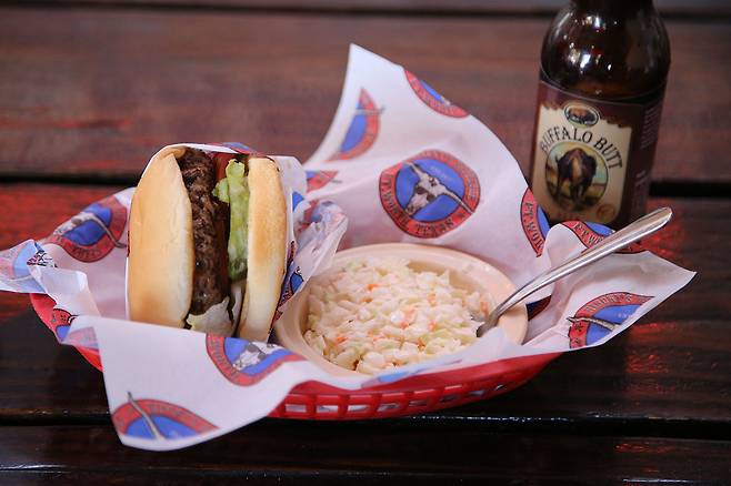 버펄로 버거와 잘 어울리는 버펄로 벗 맥주.