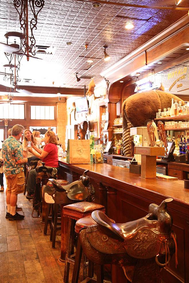 에이치3 바의 명물, 말안장 의자가 놓인 바.