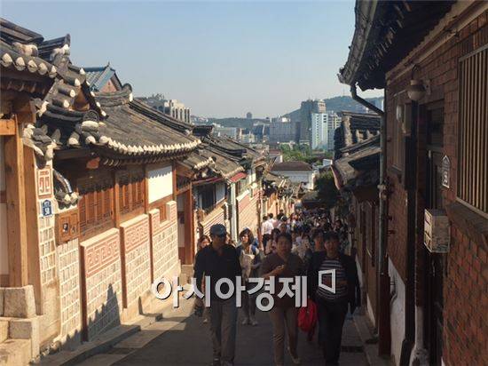 북촌한옥마을, 관광객들이 북촌6경을 감상하기 위해 발걸음을 옮기고 있다.