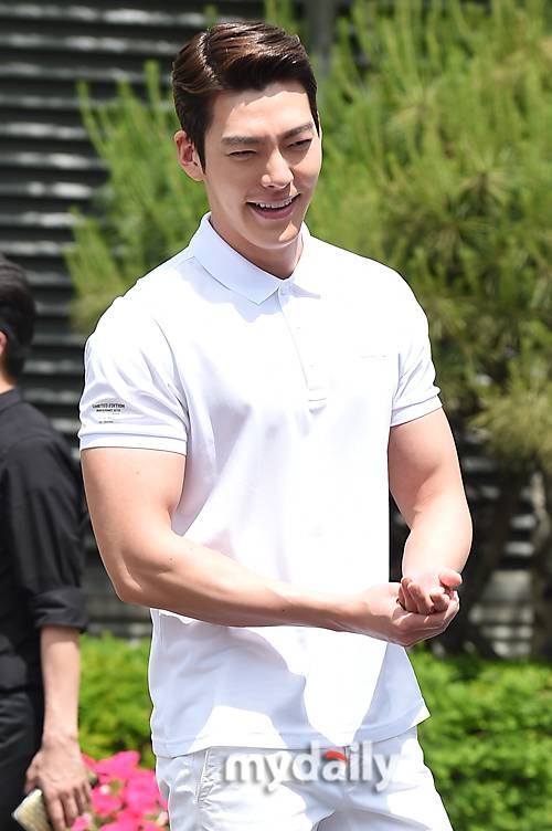 ▲김우빈 '잔뜩 성난 팔근육'