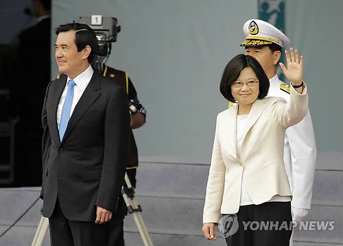 대만 8년만에 정권교체…손 흔드는 차이잉원 신임 총통 (타이베이 EPA=연합뉴스) 차이잉원 신임 대만 총통(오른쪽)이 20일(현지시간) 타이베이에서 열린 취임식에서 손을 흔들고 있다. 물러나는 마잉주 총통이 옆에 서 있다.