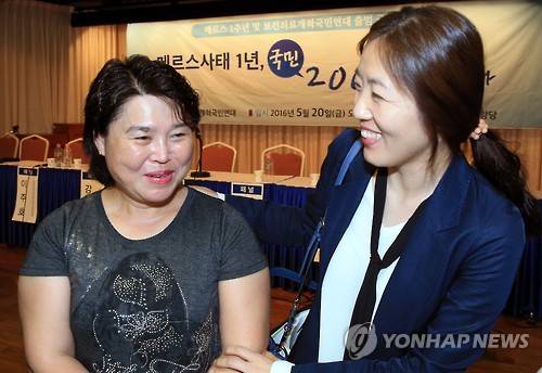 메르스 1년, 환자-간호사의 재회     (서울=연합뉴스) 홍해인 기자 = 지난해 중동호흡기증후군(메르스) 사태 때 평택성모병원에서 메르스 감염 뒤 명지병원으로 이송돼 완치 판정을 받은 변금순(50·왼쪽) 씨가 20일 서울 명동 YWCA 대강당에서 열린 '메르스 사태 1년, 국민 200인에게 듣는다' 토론회에 참석해 당시 격리음압병실 담당 팀장이던 박미현 간호사와 퇴원 후 처음 재회해 인사를 나누고 있다.     당시 12번 환자로 불렸던 변씨는 평택성모병원에 다른 진료를 위해 입원 중 메르스에 감염됐고, 국가지정 격리음압병실이 있는 명지병원으로 이송돼 3주간 치료를 받은 뒤 지난해 6월 16일 완치 판정을 받고 퇴원했다.