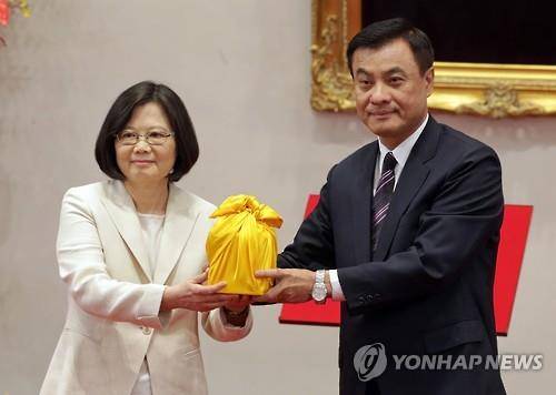 국새 전달받는 차이잉원(AP=연합뉴스)