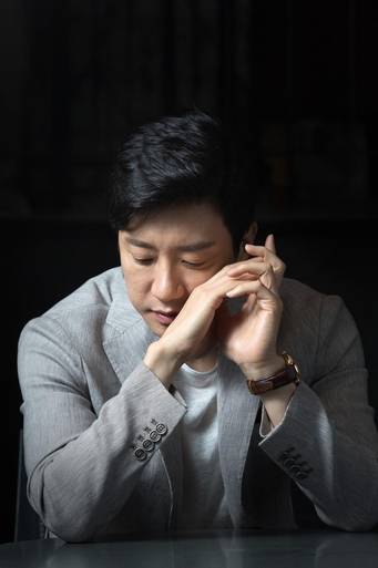 영화 ‘내 사랑 내 곁에'를 할 때, 그는 잦은 악몽에 시달렸다. 심지어 9시 뉴스 앵커가 “배우 김명민이 영화를 찍다가 사망했다"는 꿈도 꾸었다고 한다. 그가 연기에 몰입해 들어가는 과정은 MBC 다큐스페셜 ‘그는 거기 없었다'로 제작돼 인기를 끌기도 했다./사진=고운호 기자
