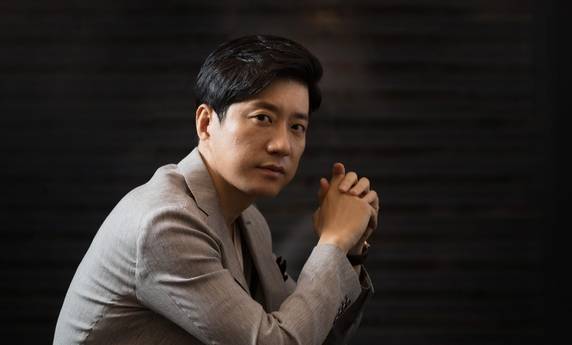 영웅과 괴짜를 오고 가는 김명민./사진=고운호 기자
