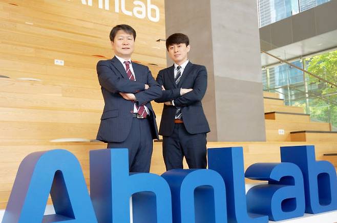 안랩 서비스 사업부를 총괄하는 방인구 상무(왼쪽)와 AWS 고객 원격보안관제를 기획한 김준호 대리.