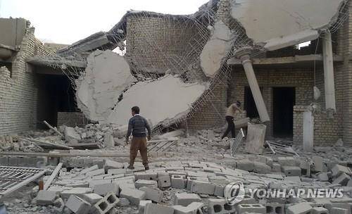 폭격을 받은 팔루자[AP=연합뉴스자료사진]