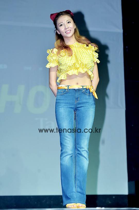 타히티 민재가 포즈를 취하고 있다.