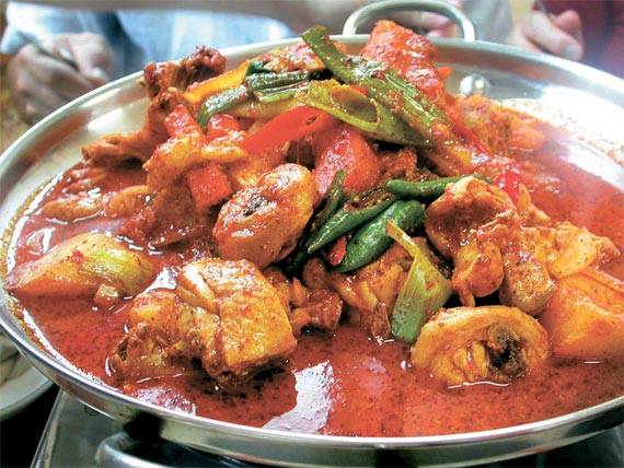 고춧가루·간장·물엿으로 얼큰하게 조리한 한국의 닭볶음탕. [사진 정신우]