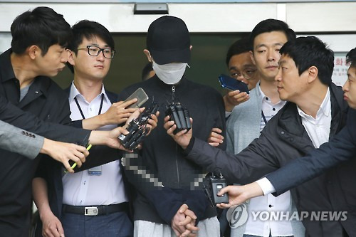 고개숙인 강남  살인사건 범인      (서울=연합뉴스) 정하종 기자 = 강남의 한 주점 화장실에서 ‘묻지 마 살인’을 저지른 피의자 김 모 씨가 현장검증을 받기 위해 24일 오전 서울 서초경찰서를 나서고 있다. 2016.5.24     chc@yna.co.kr