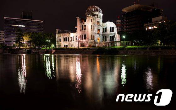 24일(현지시간) 버락 오바마 미국 대통령이 방문할 예정인 히로시마 평화기념관 원폭돔의 물에 비친 모습이 보인다. © AFP=뉴스1