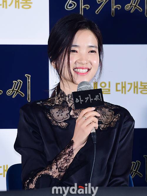 ▲김태리, '웃으니까 더 예쁘네'