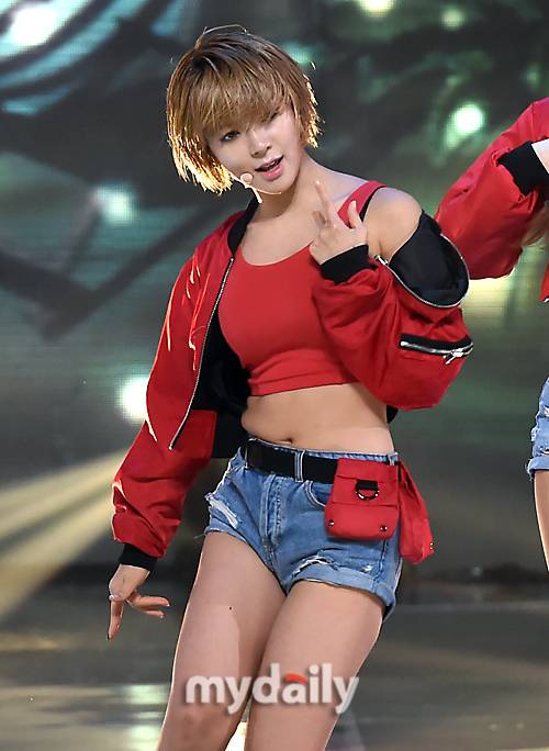 ▲ AOA 초아, '벗겨질 듯한 자켓'