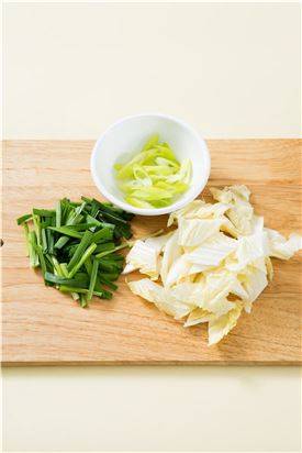 2. 부추는 4cm 길이로 썰고 배추는 한입 크기로 썰고 대파는 어슷하게 썬다.