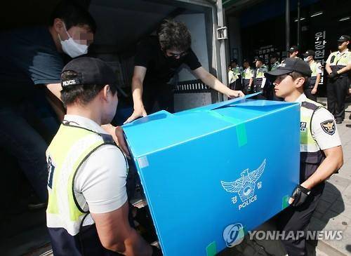 경찰이 지난해 7월 서울 종로구 효제동에 있는 시민단체 '자주통일과 민주주의를 위한 코리아연대' 사무실을 압수수색하는 모습. [연합뉴스 자료사진]
