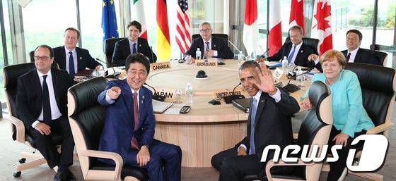 주요 7개국(G7) 정상회의가 26일 일본 미에(三重)현 이세시마(伊勢志摩)에서 개막한 가운데 세션 2 미팅에 앞서 정상들이 사진 포즈를 취했다. 앞줄 왼쪽부터 아베 신조 일본 총리, 버락 오바마 미국 대통령, 앙겔라 메르켈 독일 총리 등이 있다. © AFP=뉴스1