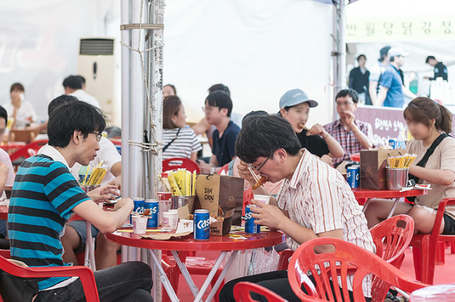 Scene from last year‘s annual Daegu Chicken and Beer Festival, which attracted nearly one million visitor to the Duryu Par in Daegu last July. (Daegu Chicken and Beer Festival)