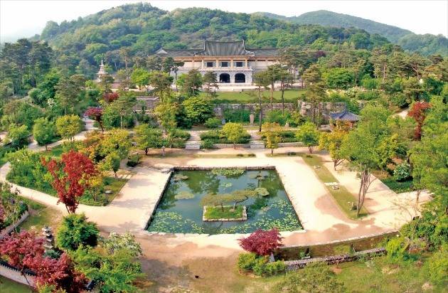 아름다운 숲으로 둘러싸인 호암미술관과 희원