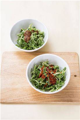 3. 돌나물을 각각의 양념에 나누어 넣고 살살 버무린다.