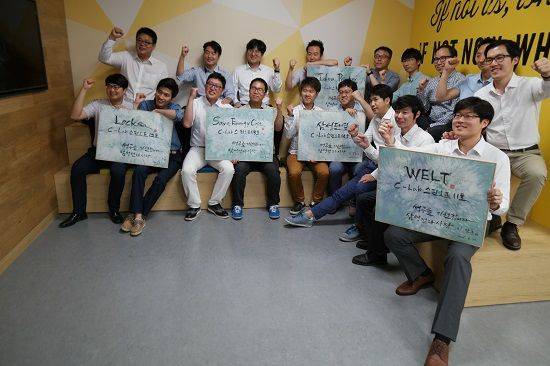 C랩 과제의 성공적 수행 후, 스타트업으로 독립하게 된 삼성전자 임직원 18명이 창업 성공의 의지를 다지고 있다. (오른쪽부터) ‘웰트’, ‘아이디어 프린터’, ‘삼성단열’, ‘세이프에너지코스트’, ‘락사’ 팀. (사진=삼성전자)