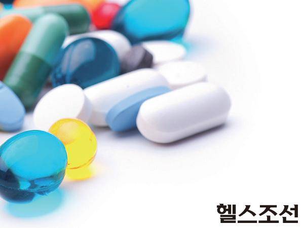 [헬스조선]아스피린과 타이레놀의 차이점은 무엇일까? 진통제의 라이벌이라고도 불리는 아스피린과 타이레놀의 효능 및 차이점과 복용 시 주의점을 살펴본다/사진=조선일보 DB