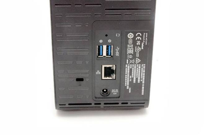 NAS의 뒷면 구성, 대부분 비슷하다