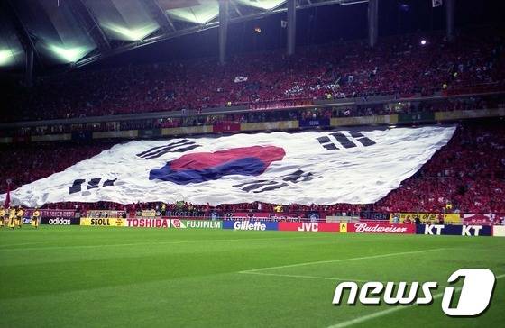 2002년 월드컵에서 대형 태극기로 응원하는 응원단의 모습./출처=국가기록원