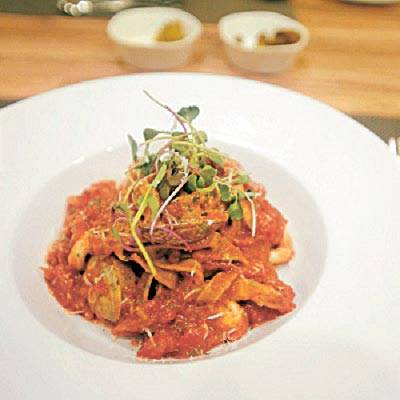 식용 곤충에 대한 연구가 활발해지면서 이를 이용한 요리도 늘고 있다. 곤충을 갈아 만든 면으로 만든 파스타. [중앙포토·빠삐용의 키친]