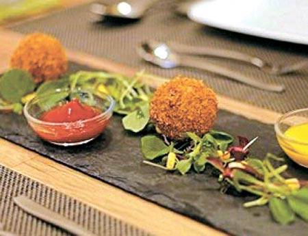 식용 곤충에 대한 연구가 활발해지면서 이를 이용한 요리도 늘고 있다. 곤충을 넣은 라이스 고로케. [중앙포토·빠삐용의 키친]