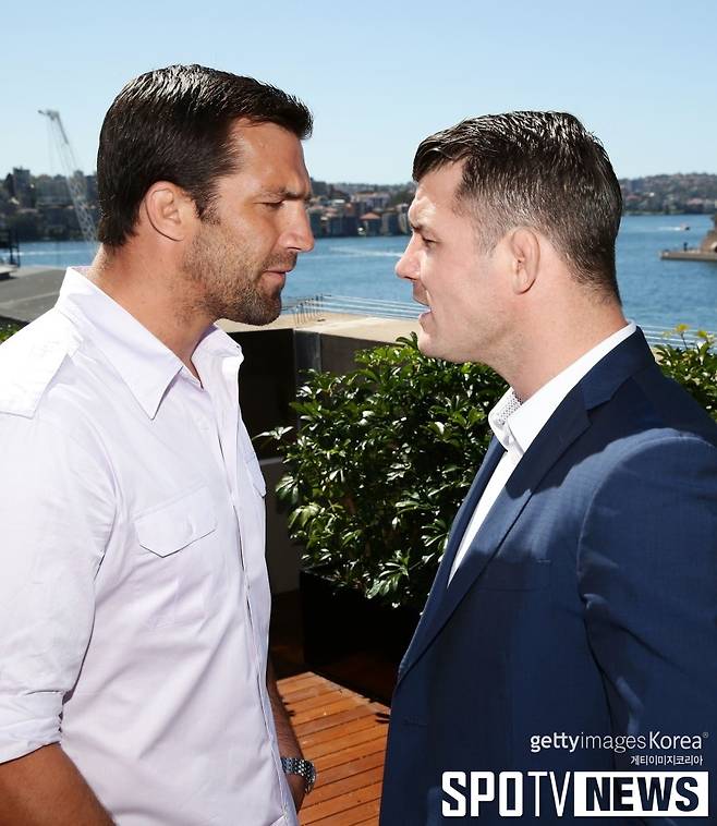 ▲ UFC 미들급 루크 락홀드(왼쪽)는 2014년 11월 마이클 비스핑에게 길로틴 초크로 서브미션 승리했다. ⓒGettyimages