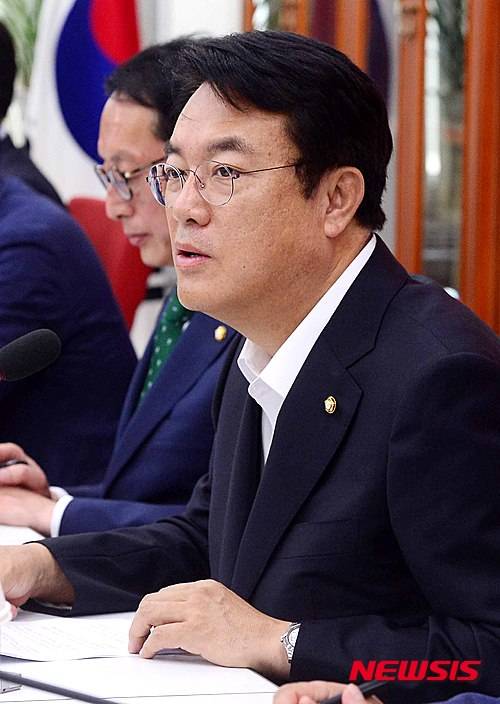 【서울=뉴시스】전신 기자 = 새누리당 정진석 원내대표가 3일 서울 여의도 국회에서 취임 한 달 기자회견을 하고 있다. 2016.06.03   photo1006@newsis.com