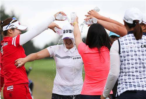 동료 선수들에게 축하 물세례를 받는 박성원.<KLPGA 제공>
