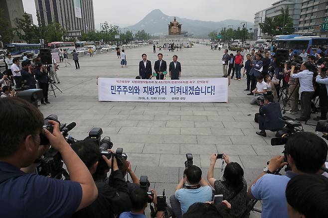 염태영 수원시장(왼쪽부터), 이재명 성남시장, 채인석 화성시장이 7일 서울 광화문광장에서 박근혜 정부 지방재정약탈저지 및 4조7000억 반환약속이행을 촉구하는 기자회견을 하고 있다. 박종식 기자 anaki@hani.co.kr